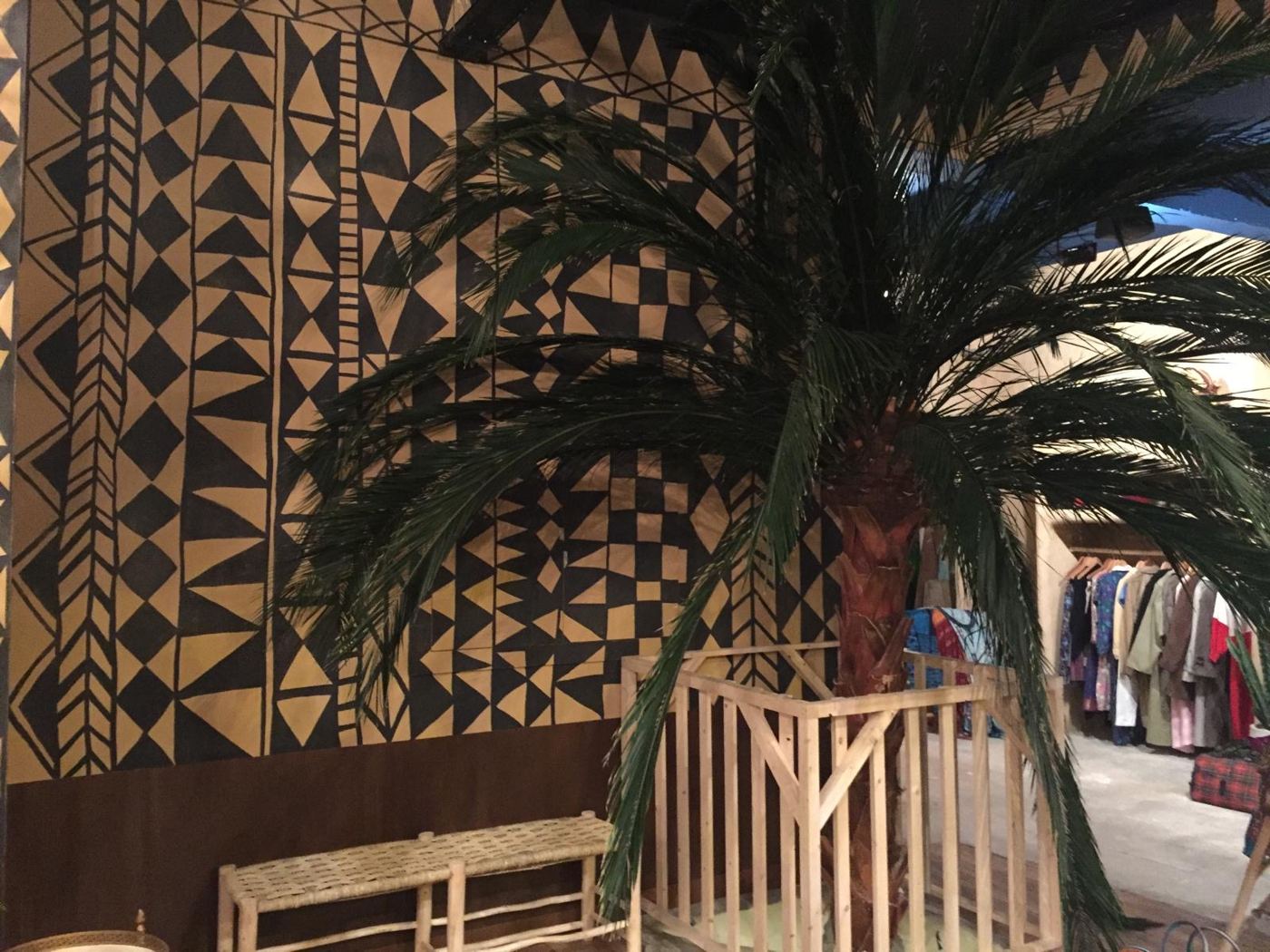 Grand décor géométrique noir et ocre peint dans une boutique