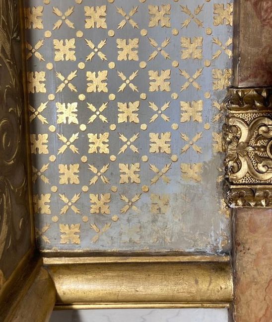 Semis de motifs dorés au pochoir sur fond gris bleuté, plinthe dorée