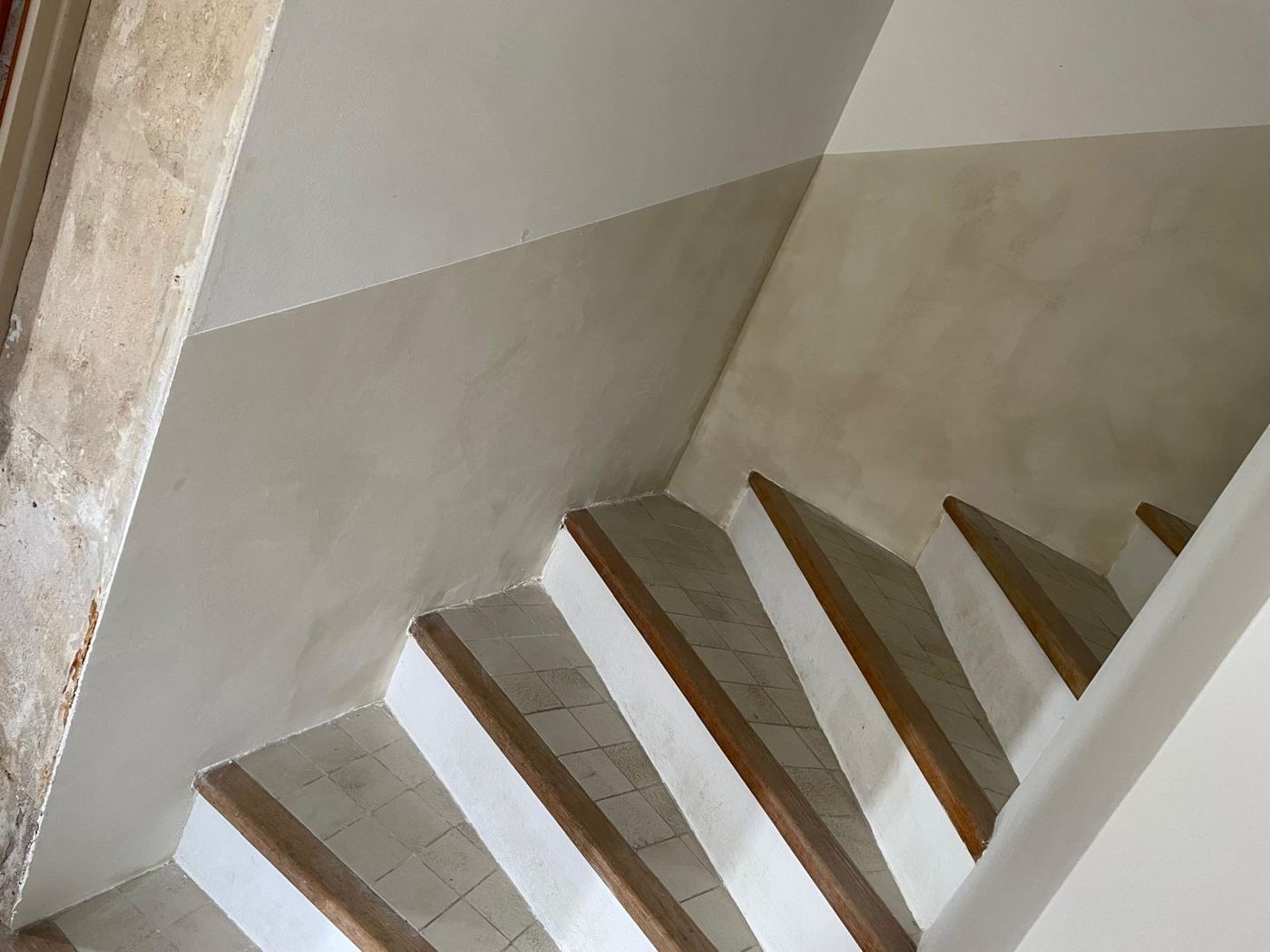 Soubassement d'escalier en enduit patiné