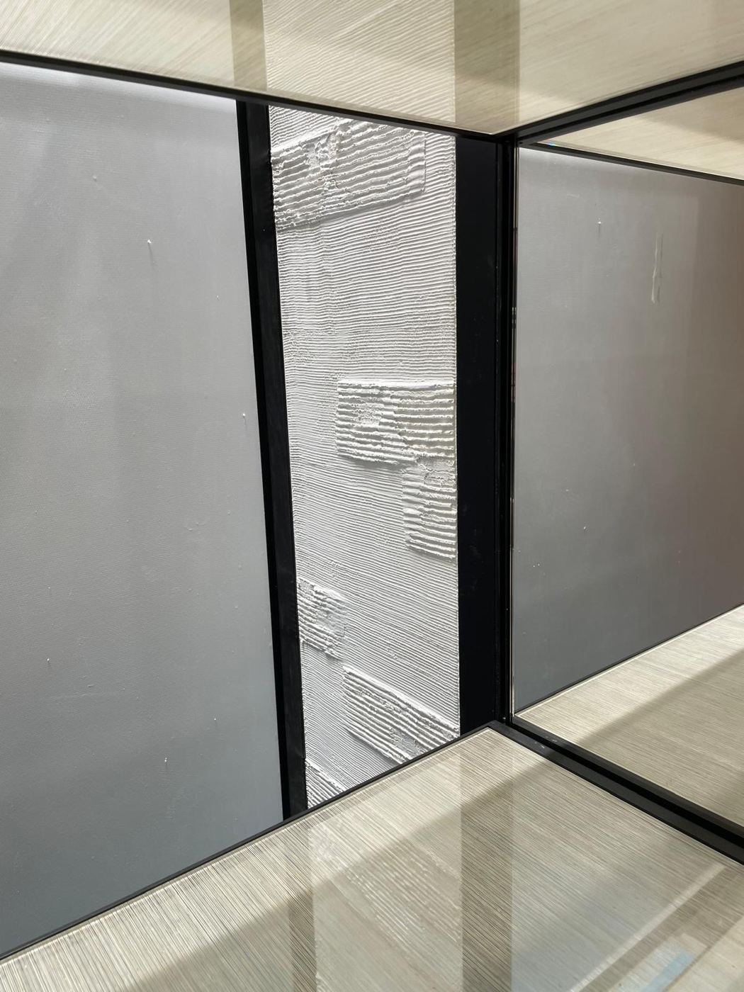 Niche vitrée avec bande d'enduit blanc en relief