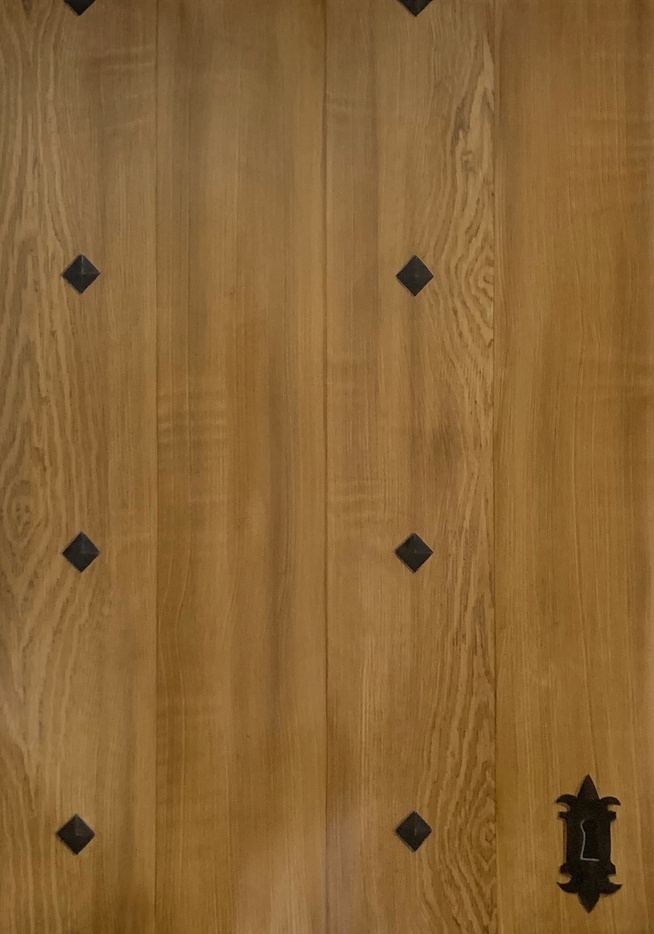 Porte entière peinte en faux chêne, avec ferrures et entrée de serrure