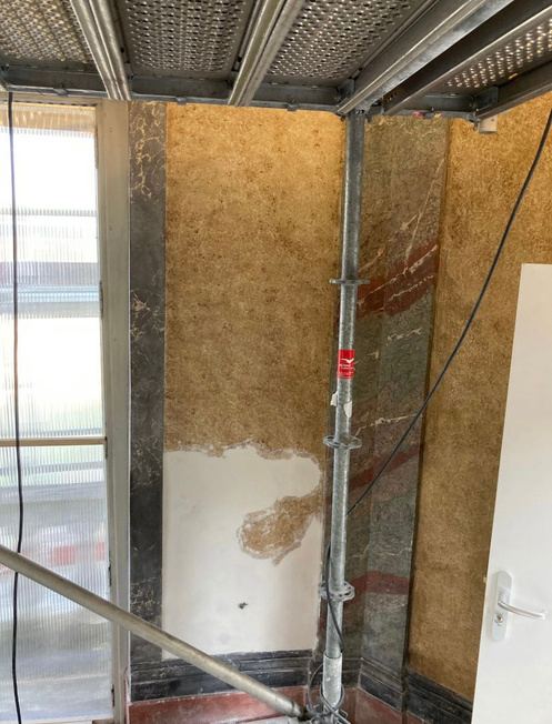Mur en cours de restitution sous échafaudage