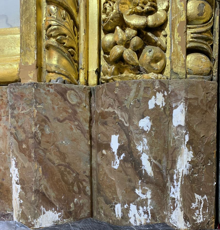 Avant restauration : faux marbre lacunaire